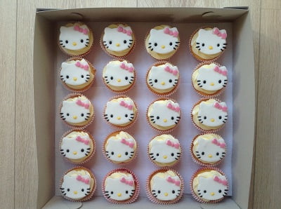 Afbeelding voor “Doosje vol Hello Kitty’s cupcakes‏”