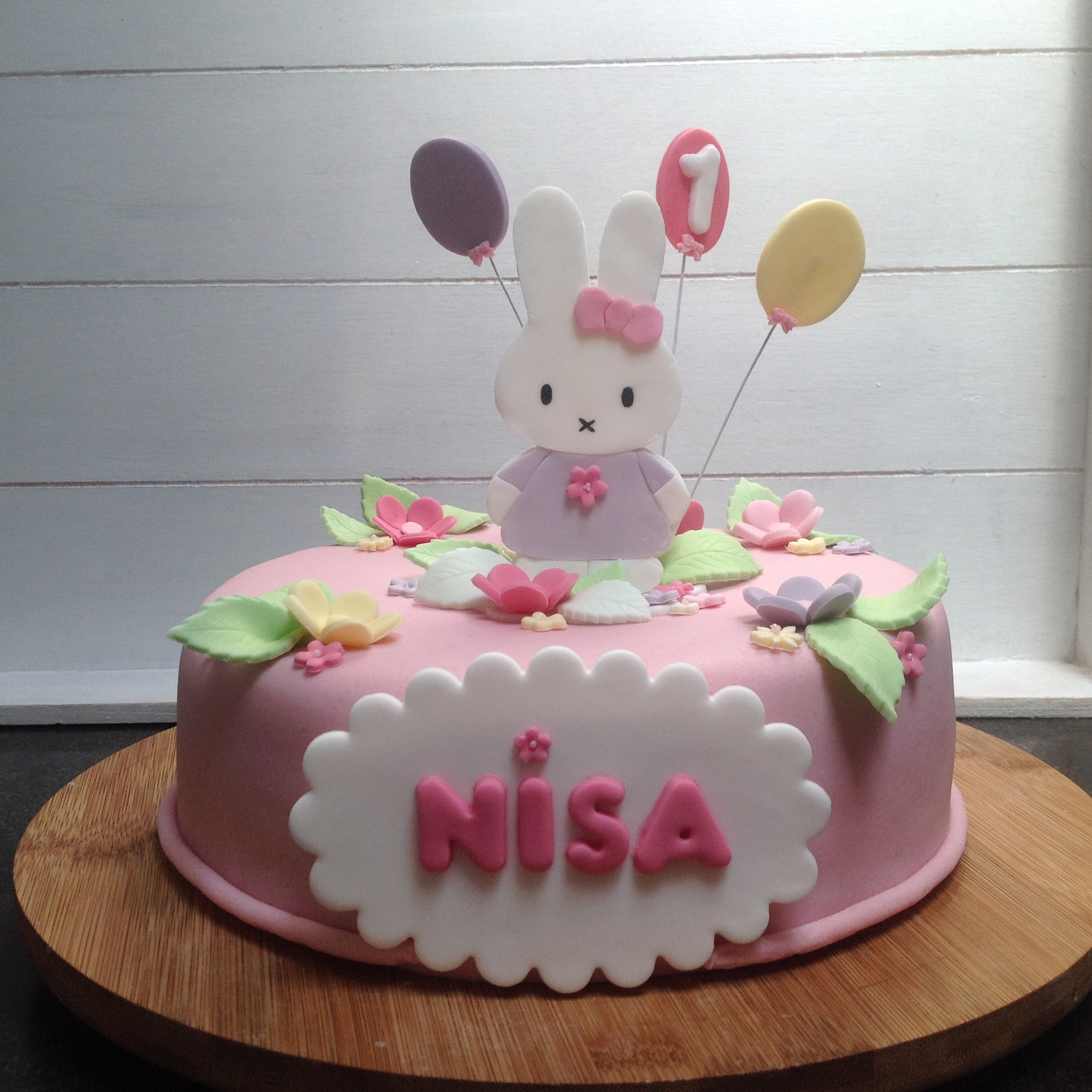 Afbeelding voor “Nijntje taart met Cakepops”