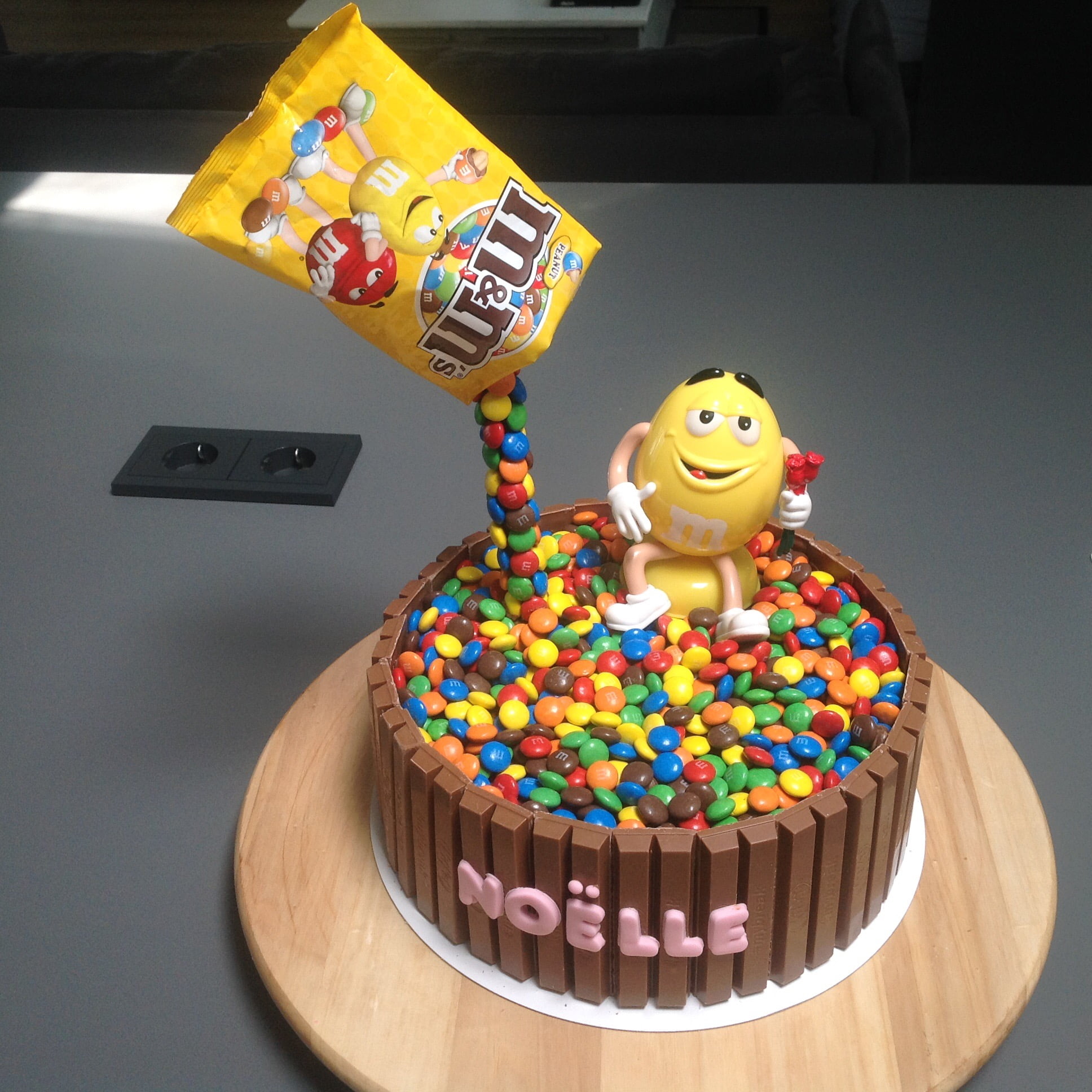 Afbeelding voor “M&M en KitKat taart”