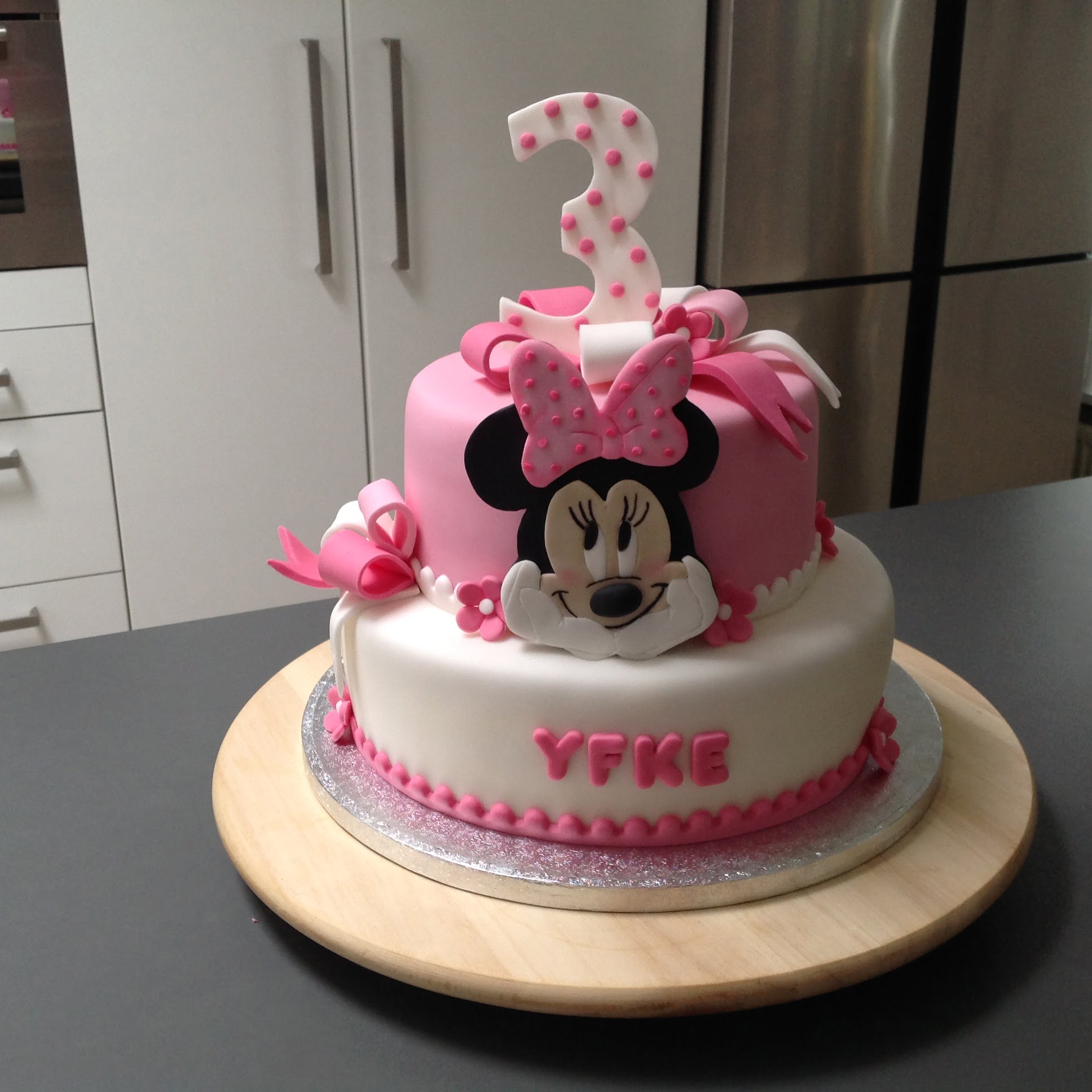 Afbeelding voor “Minnie Mouse taart”