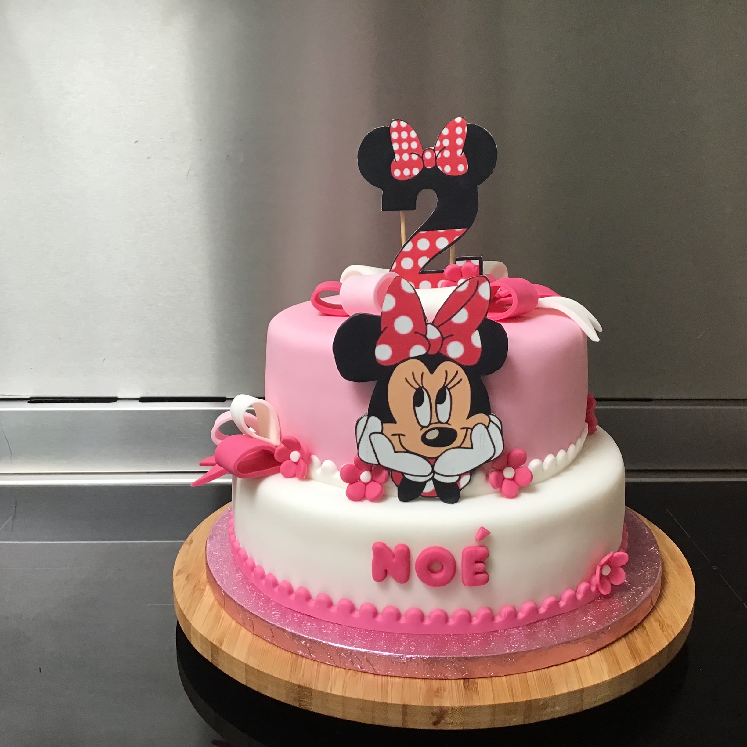 Afbeelding voor “Minnie Mouse taart met Cupcakes”
