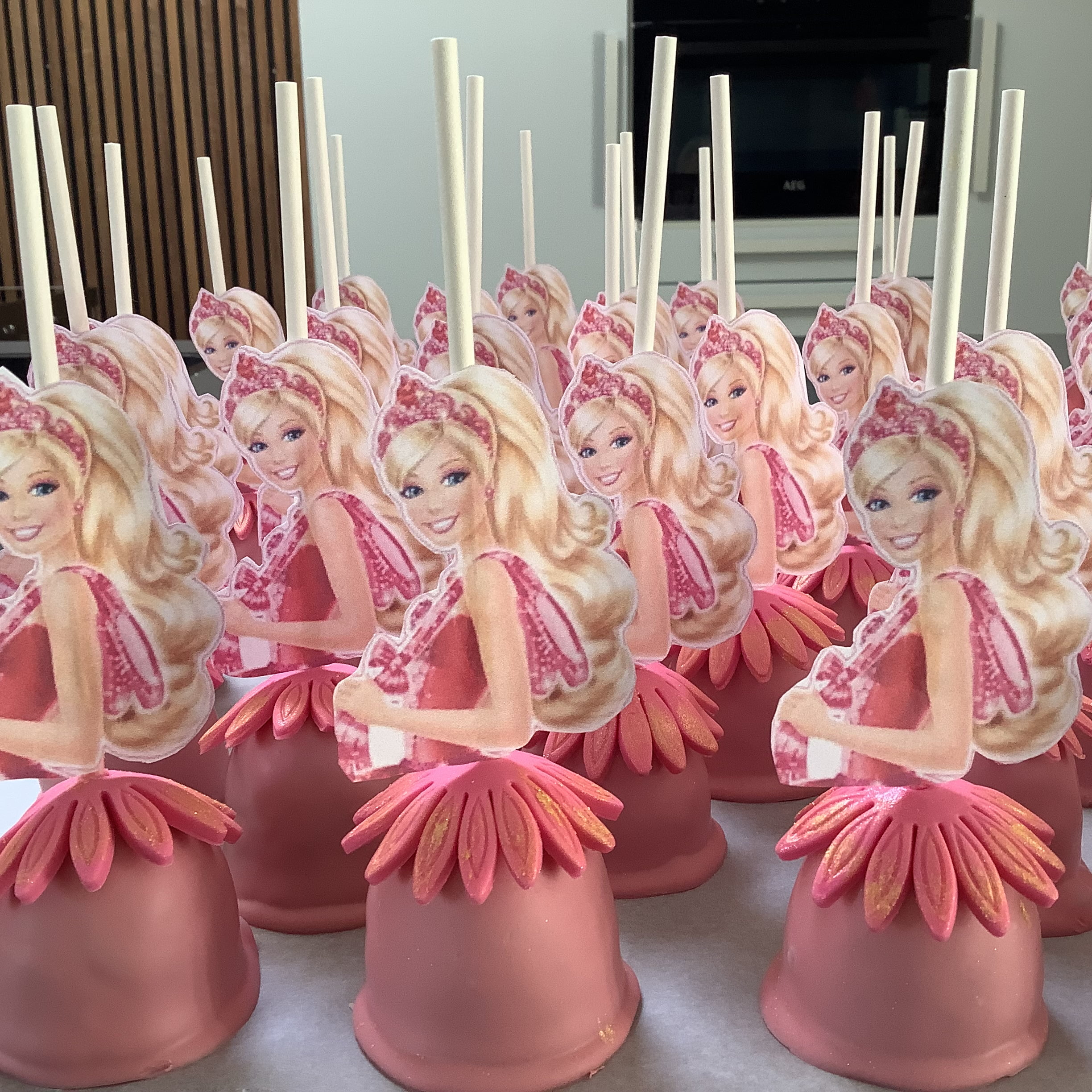 Featured image for “Barbie cakepops”